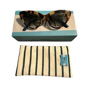 TOMS | WILLOW SUNGLASSES | Frame: blonde tortoise { Lens: Deep Olive Gradient.